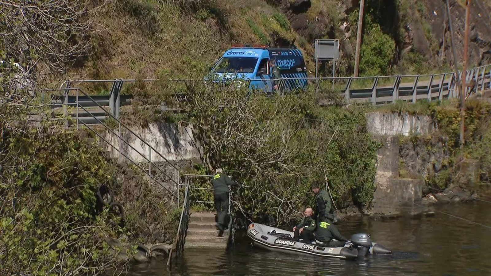 Agentes de la Guardia Civil durante las tareas de búsqueda y vehículo de la Unidad Operativa de Drons