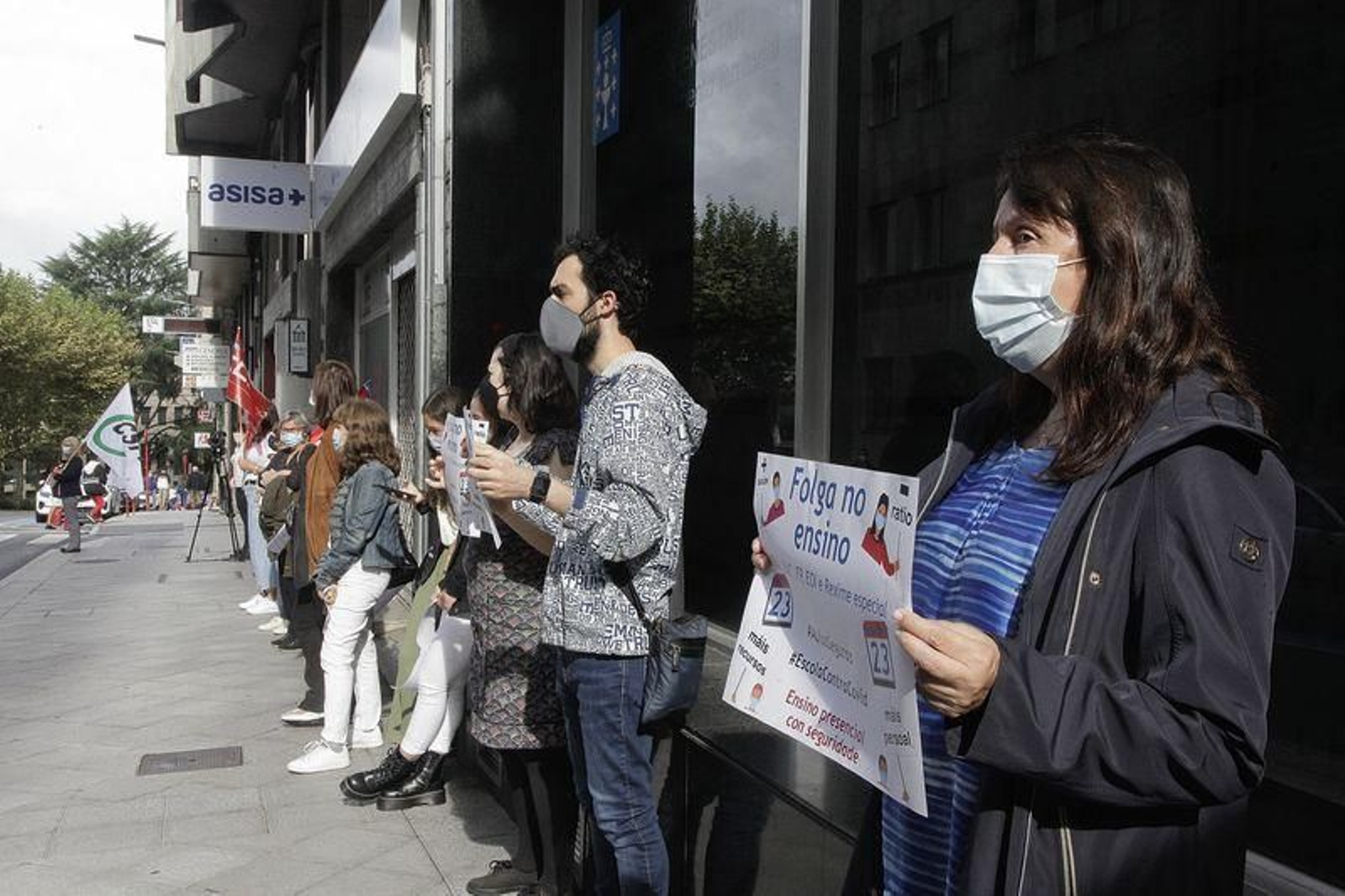 Profesores, padres y alumnos concentrados en rúa do Concello (MIGUEL ÁNGEL).