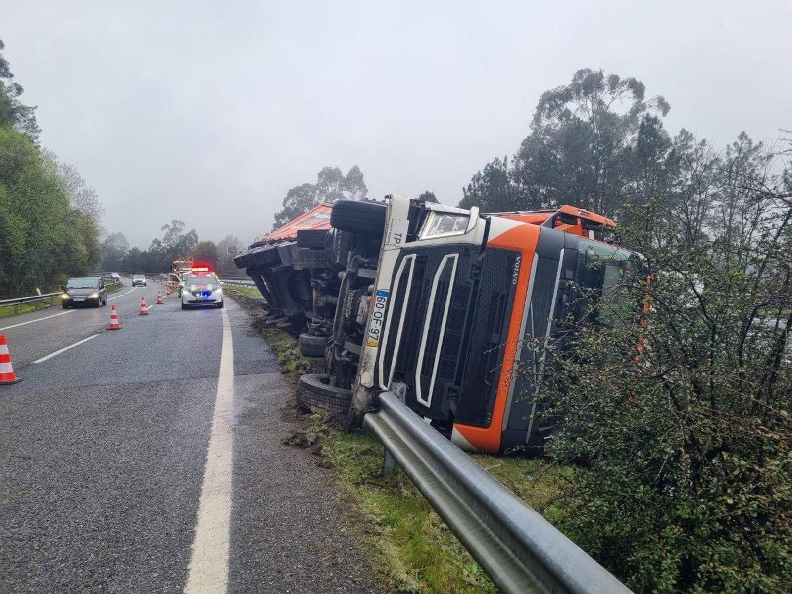 Imagen del camión volcado tras sufrir un accidente ayer en la A-52 entre Porriño y Ponteareas.