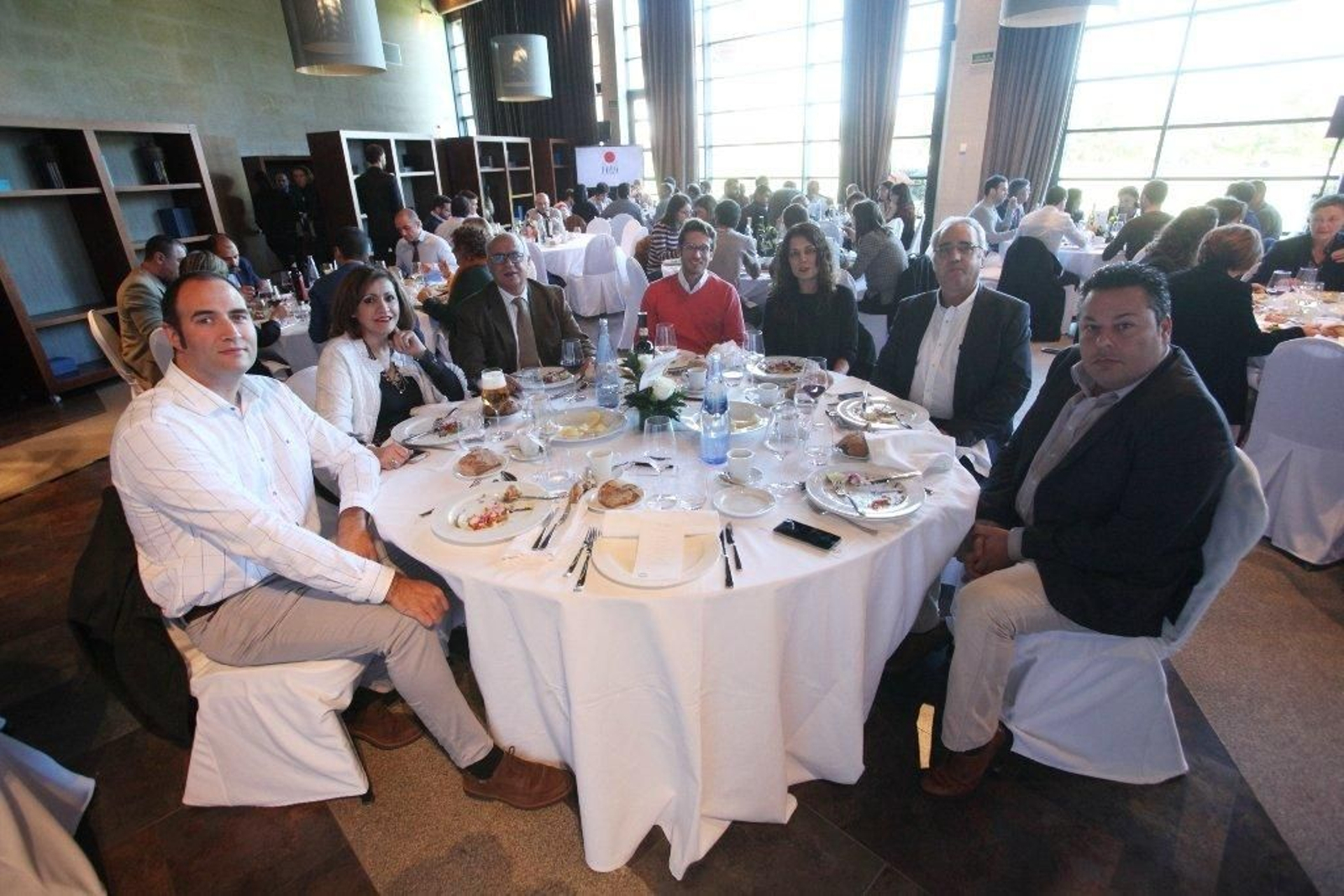 Iago Domínguez, de Dompa Gestión; Rosa María Vázquez, vicepresidenta de la Asociación de Mujeres Empresarias; Julio Vila, gerente de Asesores Vilacastro; José Antonio Velo, fundador de Astrágalo Studio; Sandra González, coordinadora del Departamento Comercial de La Región; Benito Iglesias, presidente de Fegein, y Óscar Sánchez, director de Márketing del Ponte Vella.