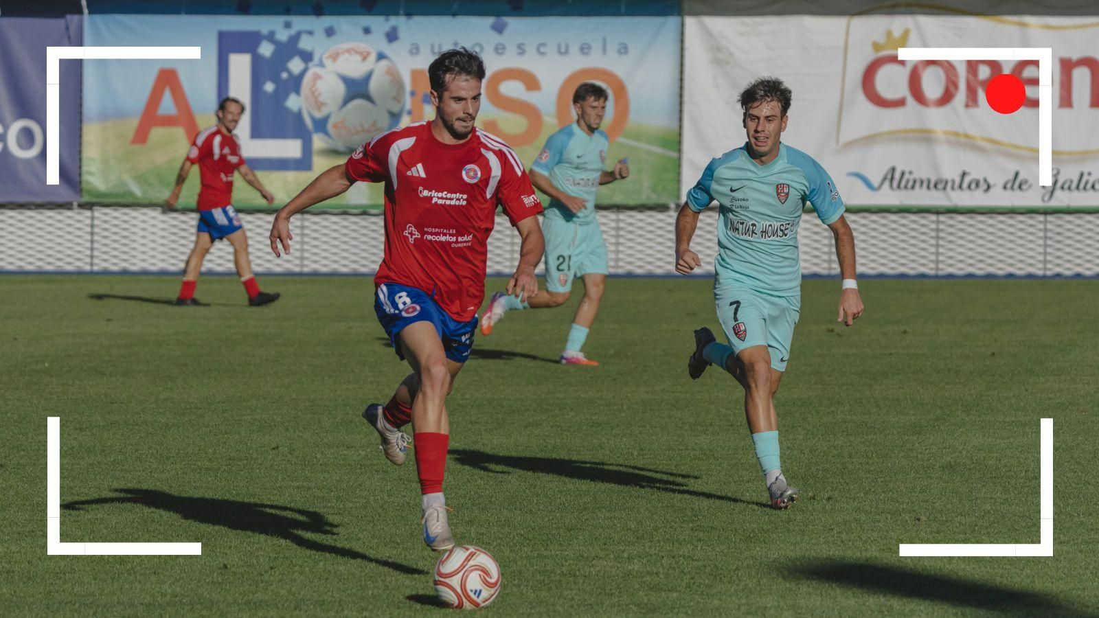Curro Rivelot avanza con el balón controlado ante la UD Logroñés.