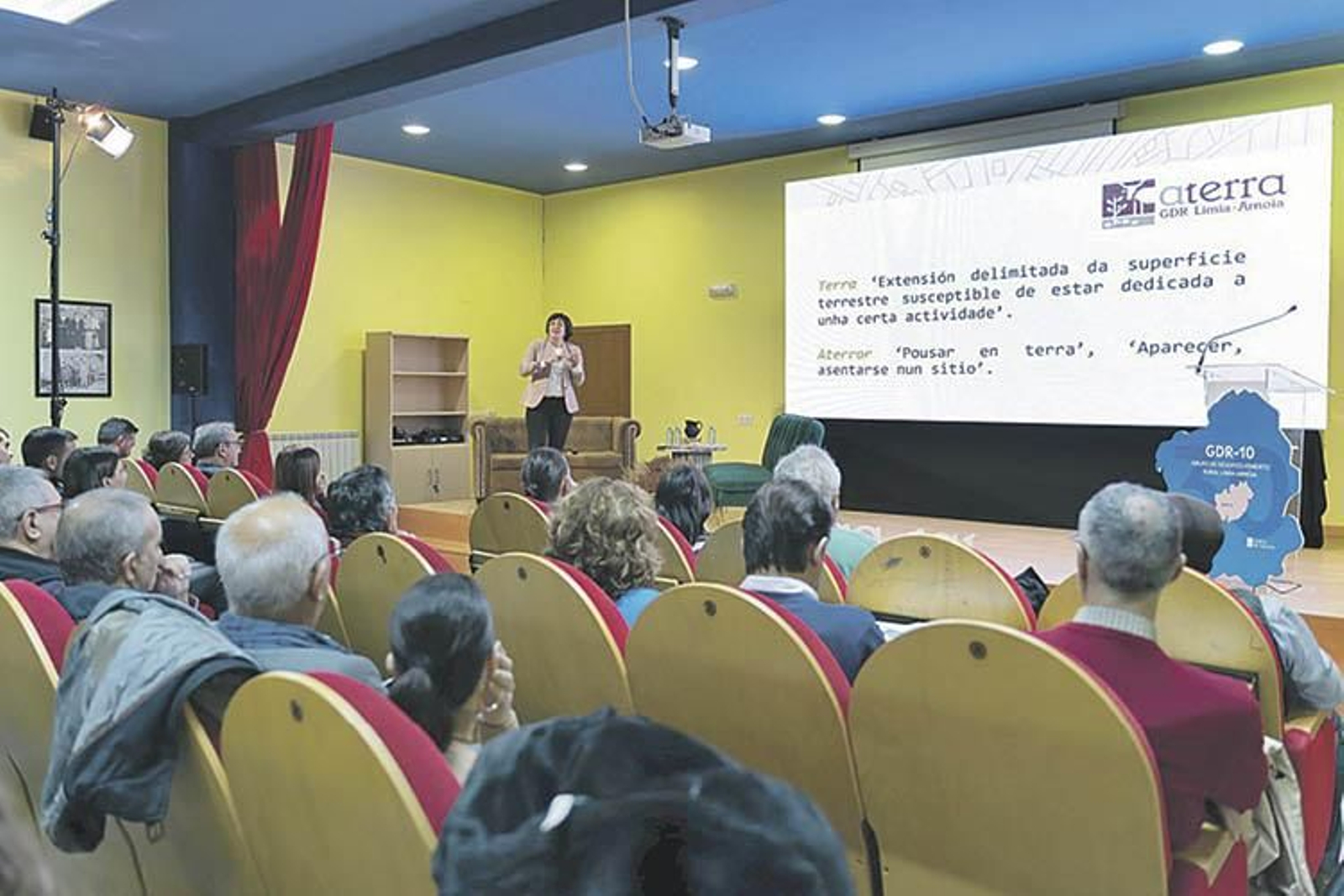 La coordinadora Eva González durante la presentación de “A Terra”.
