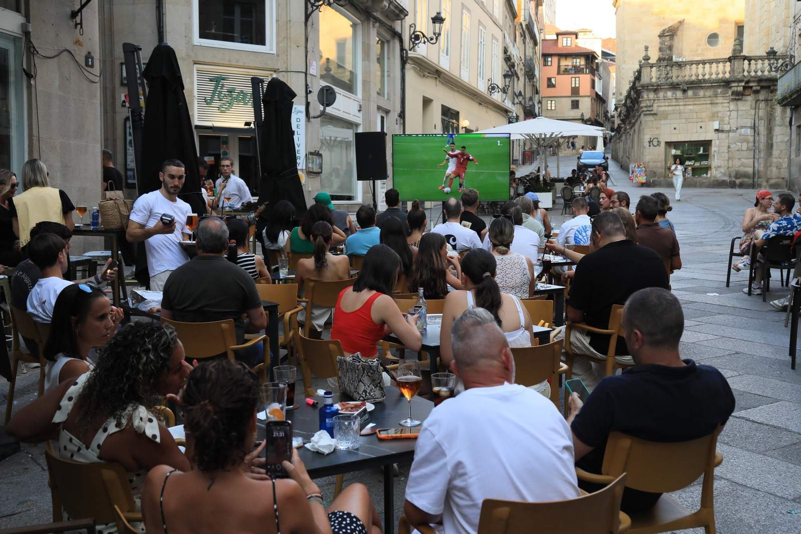 Galería | Ambiente y expectación en las terrazas de Ourense para disfrutar del partido de la selección española ante Portugal , en fotos