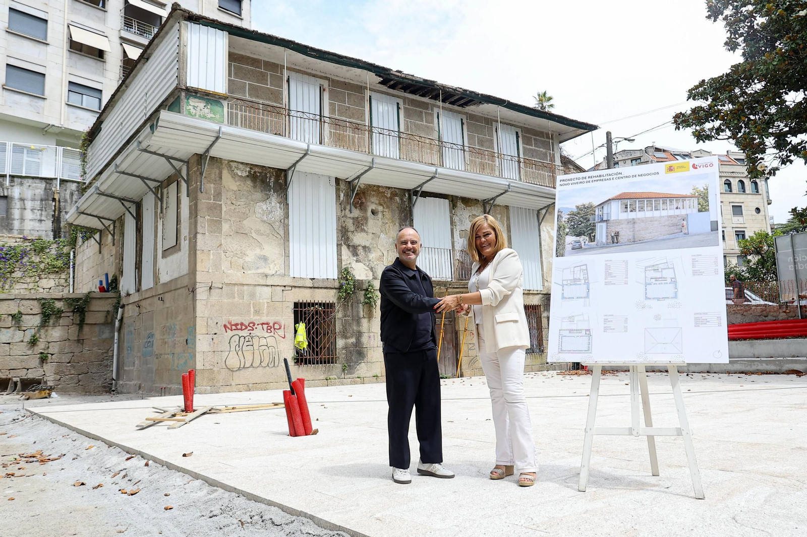 En la imagen, David Regades y Digna Rivas frente al inmueble que acogerá el futuro Viveiro y Centro de Negocios