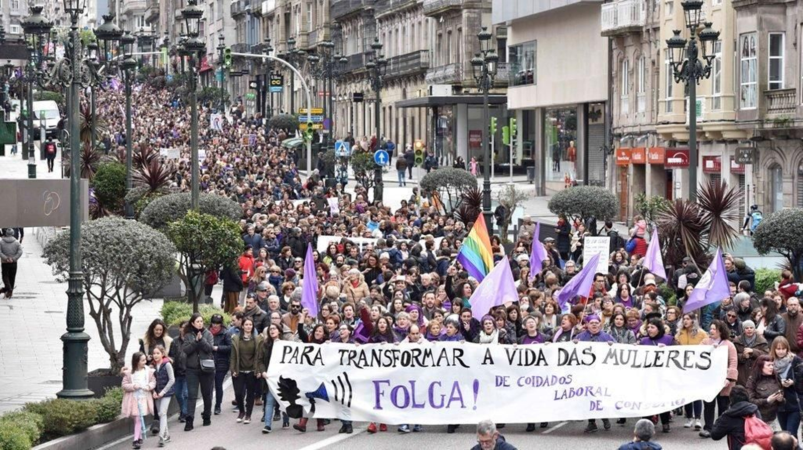 La marcha feminista recorre las calles de Vigo 31