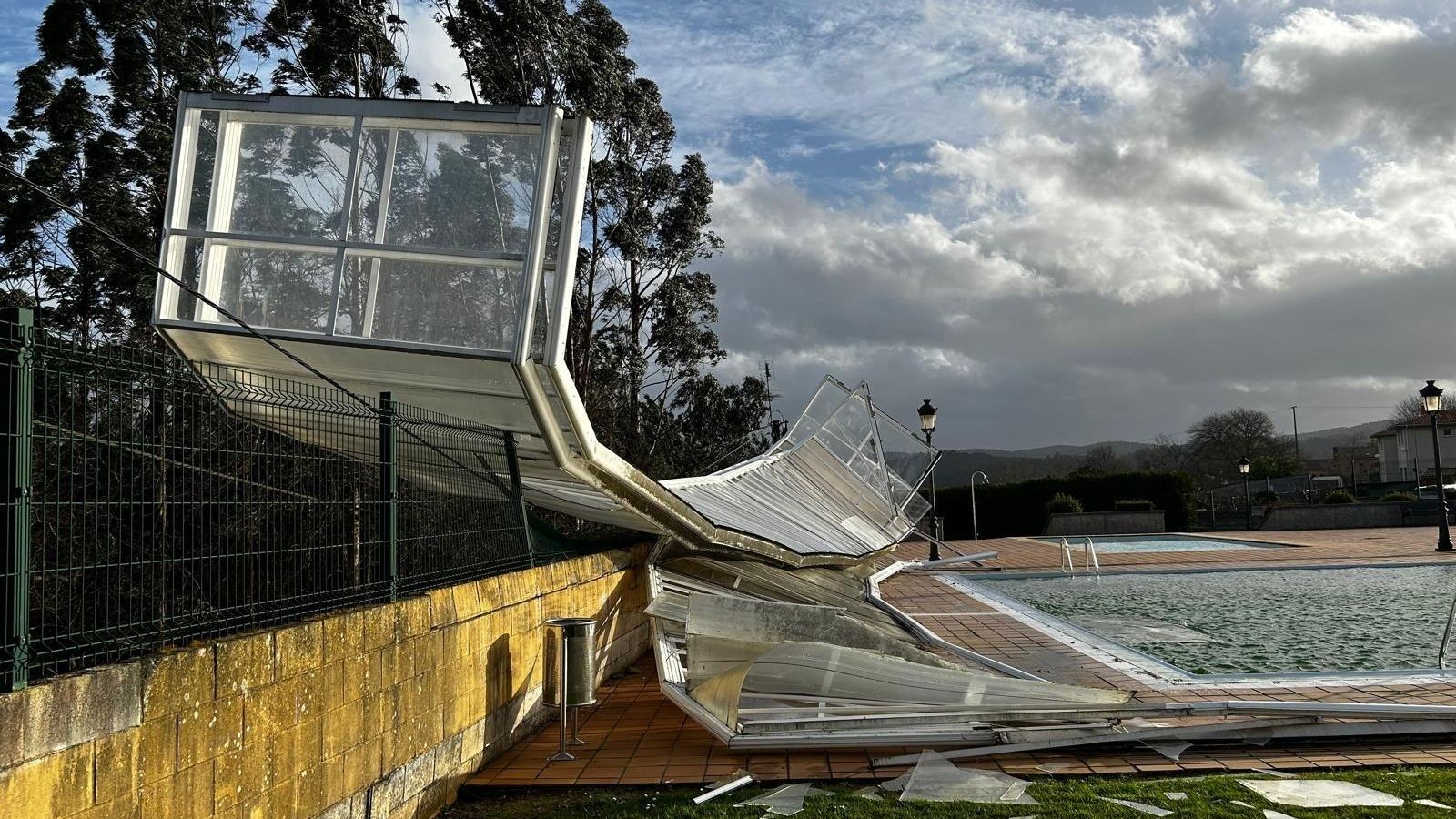 Cubierta de la piscina en Abegondo.