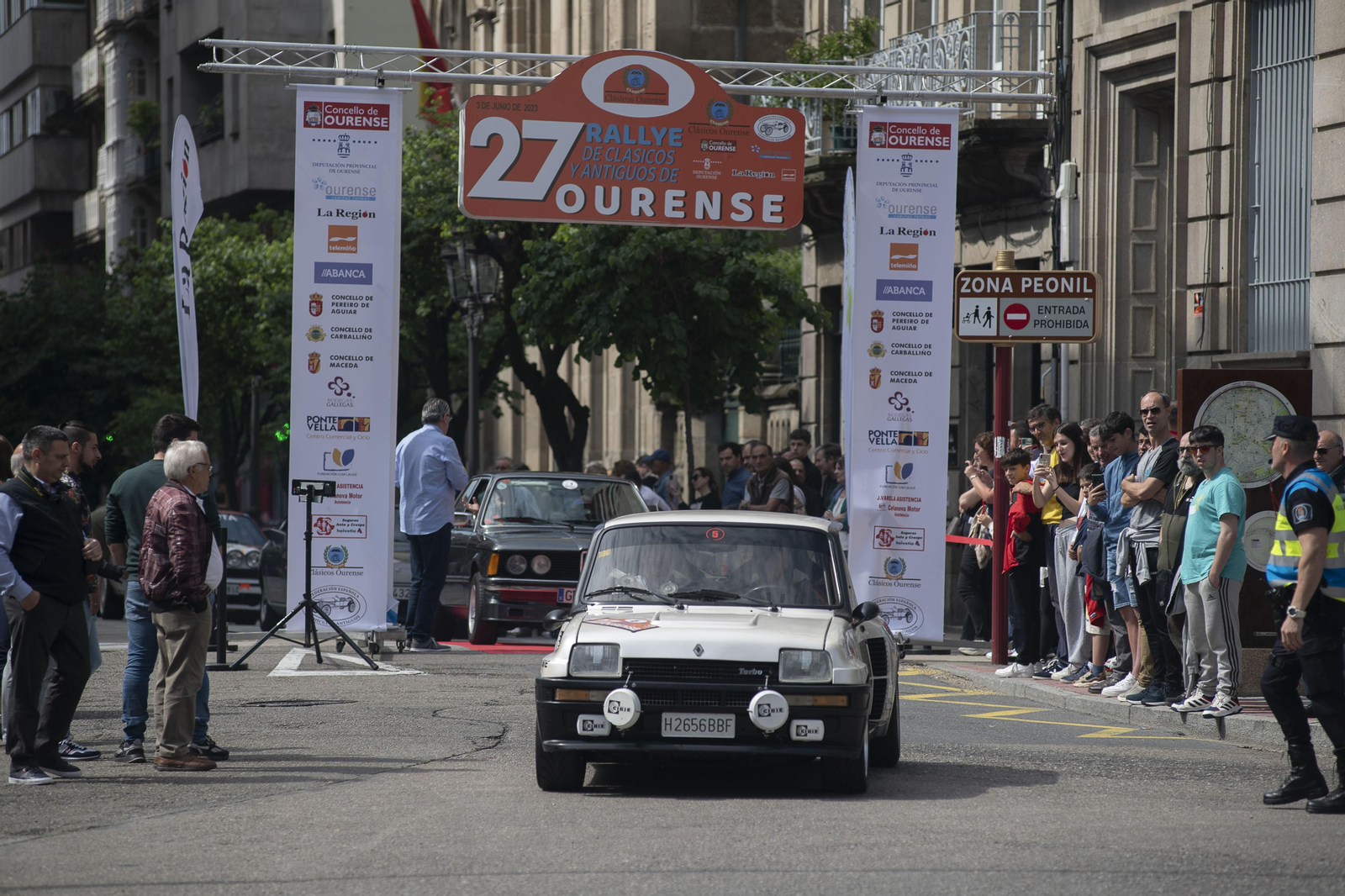 Clásicos coches de rally antiguos por las calles de Ourense
