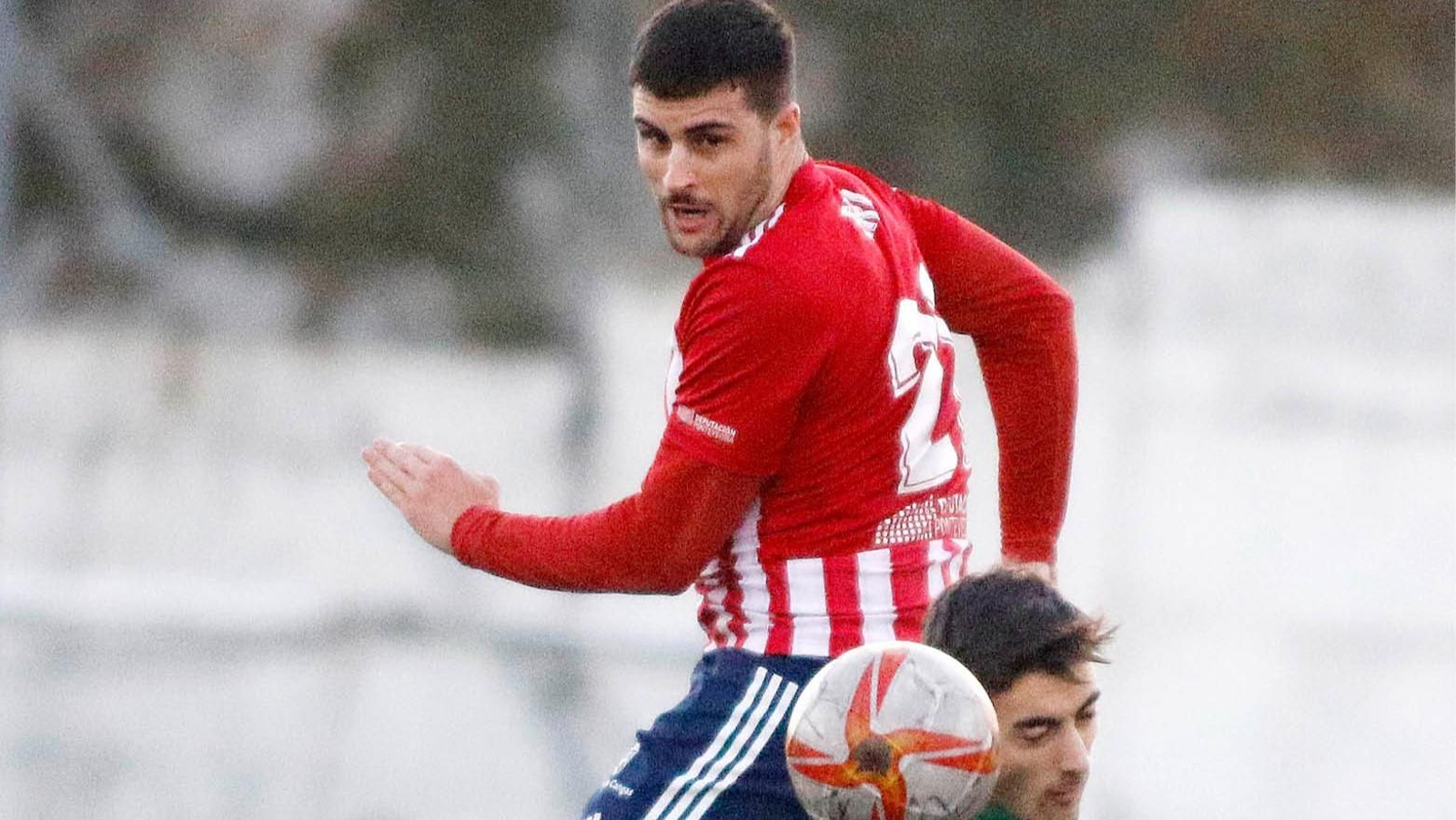 Fue un partido muy reñido, con muchas disputas y balones divididos.