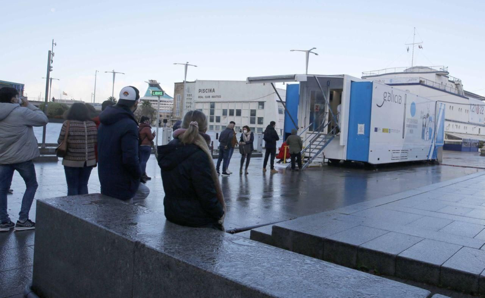 Personas aguardan su turno para hacerse una prueba PCR en el punto móvil del Náutico de Vigo, este jueves. // J.V. Landín