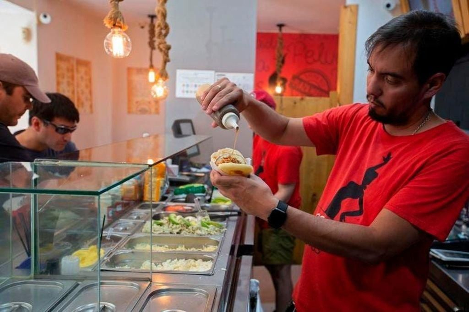 Edgar Rodríguez, el "rey de las arepas", trabajando en uno de sus locales de Madrid.