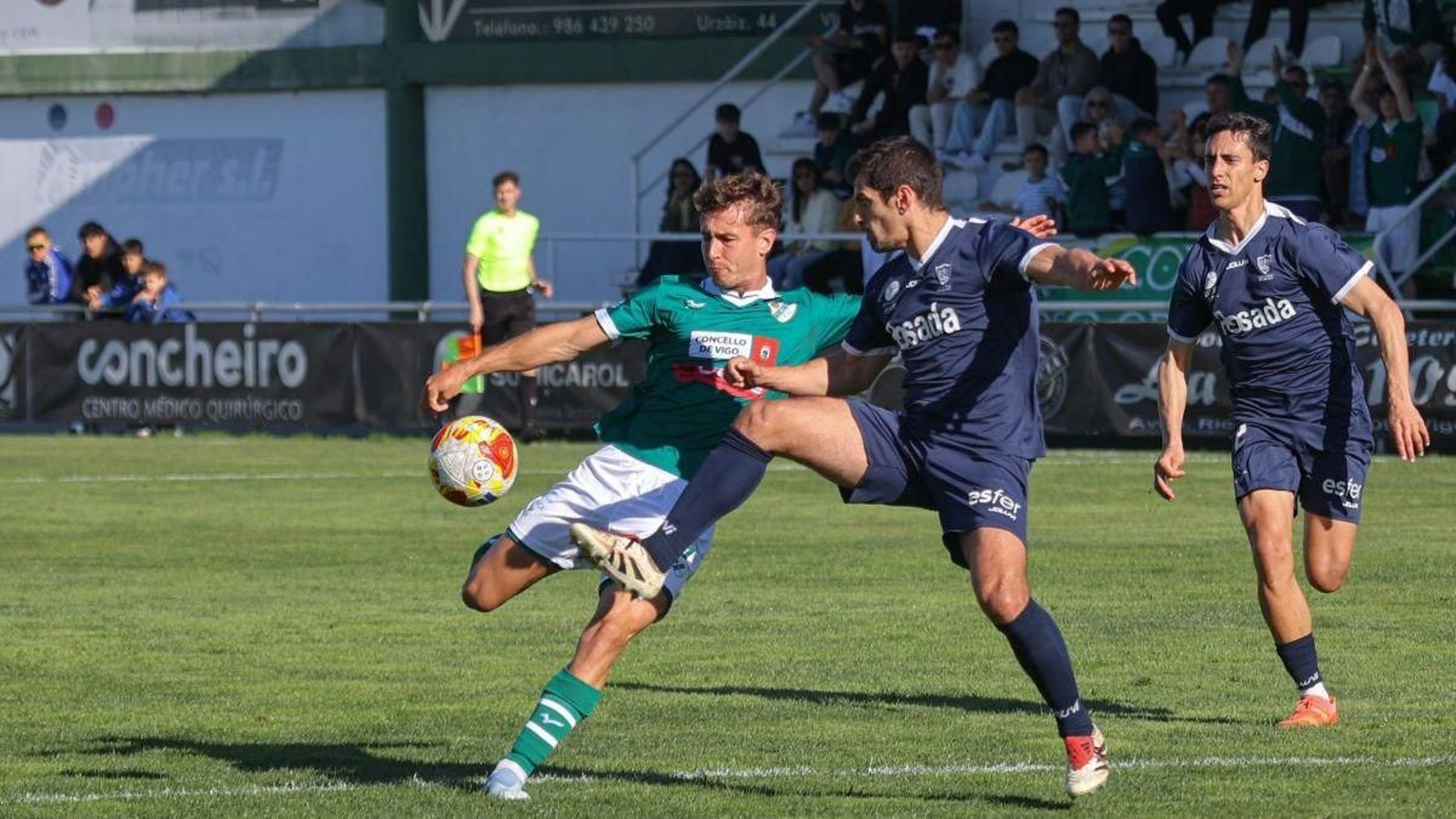 Xavi Sola, que acumula muchas semanas sin ver portería, trata de rematar, obstaculizado por un futbolista del Marino, en el partido de ayer.