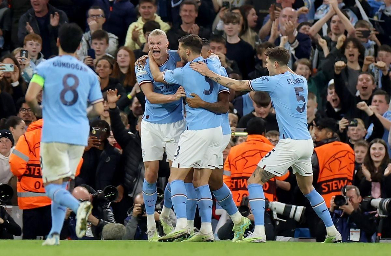 Los jugadores del Manchester City celebran el tercero de los cuatro goles que endosaron ayer al Madrid.