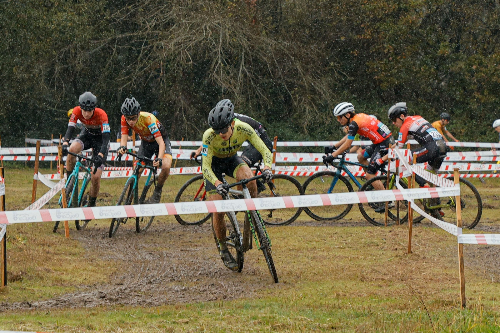 Galería | Más de 200 ciclistas compiten en el trofeo de ciclocross del Concello de Nigrán
