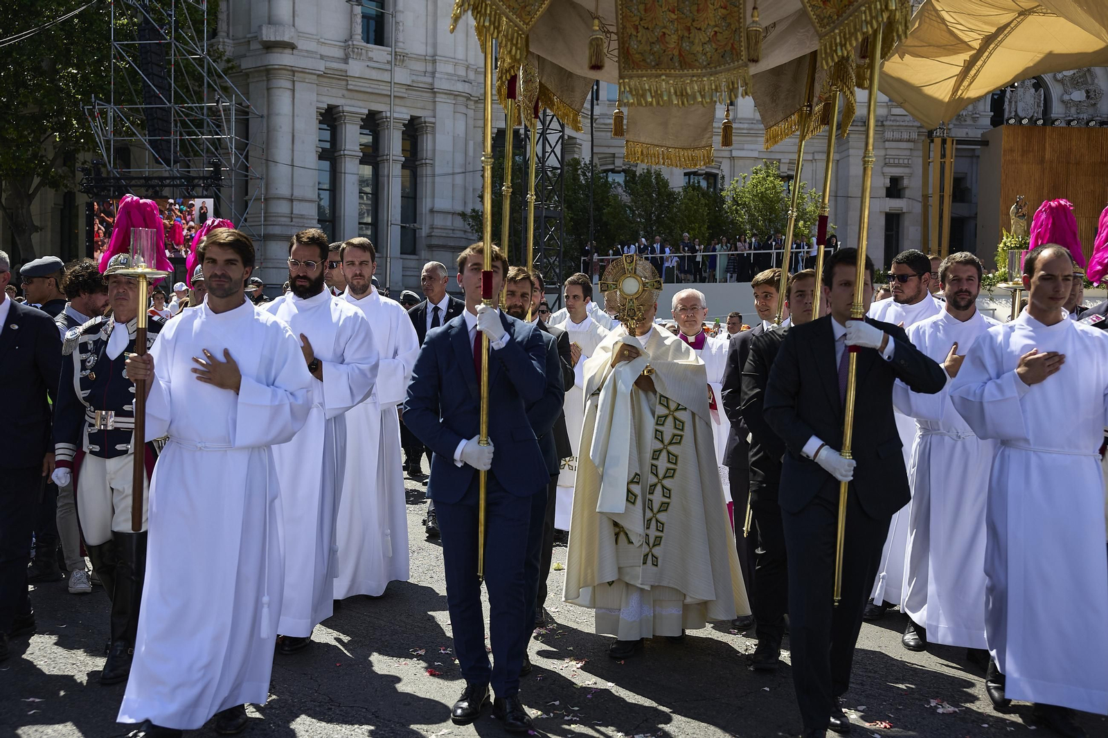 Galería | Multitudinaria misa y procesión del Corpus en Madrid con el papa León XIV