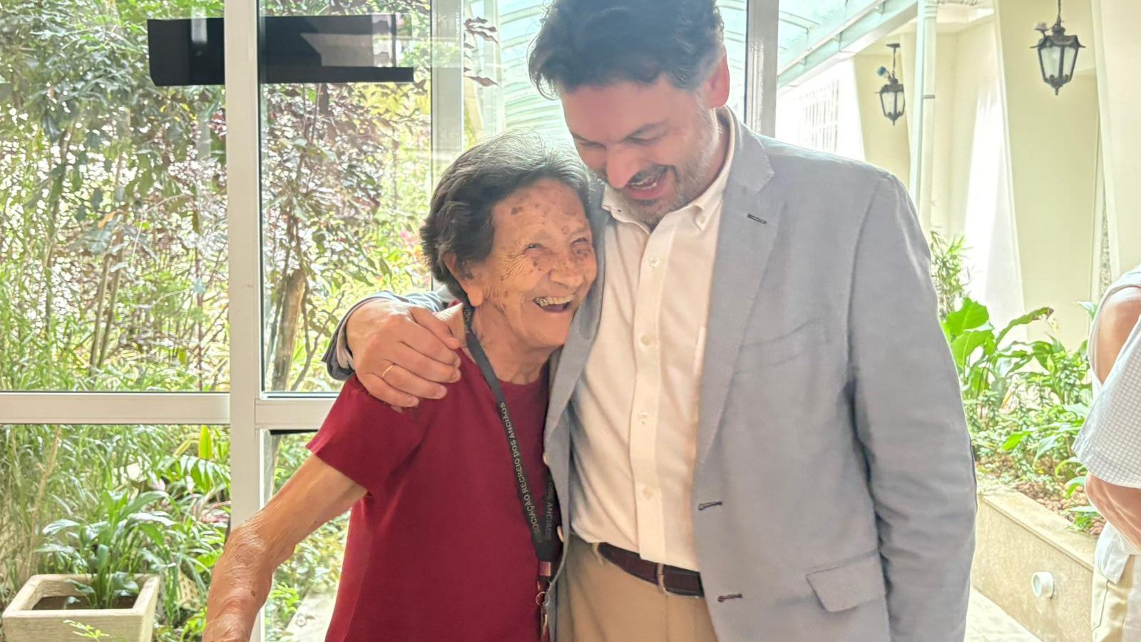 Miranda abrazando a una de la gallegas residentes en el centro