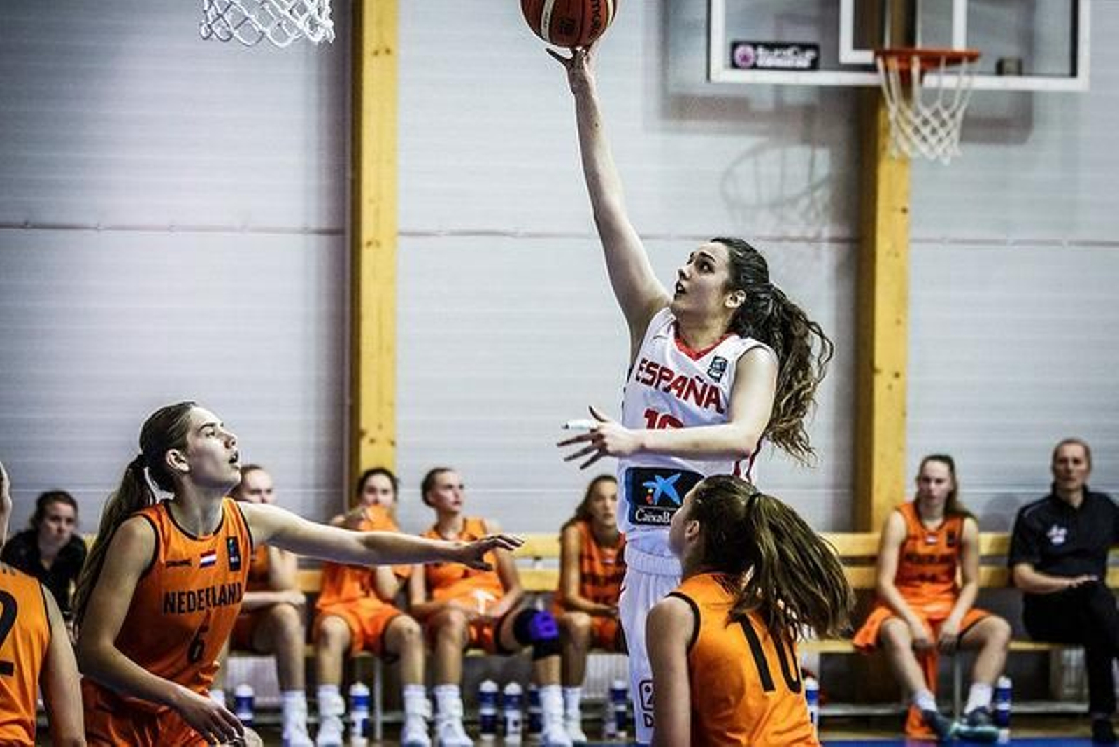 Paula Ginzo en una acción de partido contra Holanda en la Primera fase.