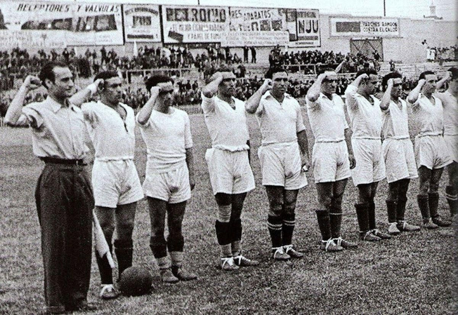 Formación del Madrid, puño en alto, antes de un torneo benéfico durante la guerra.