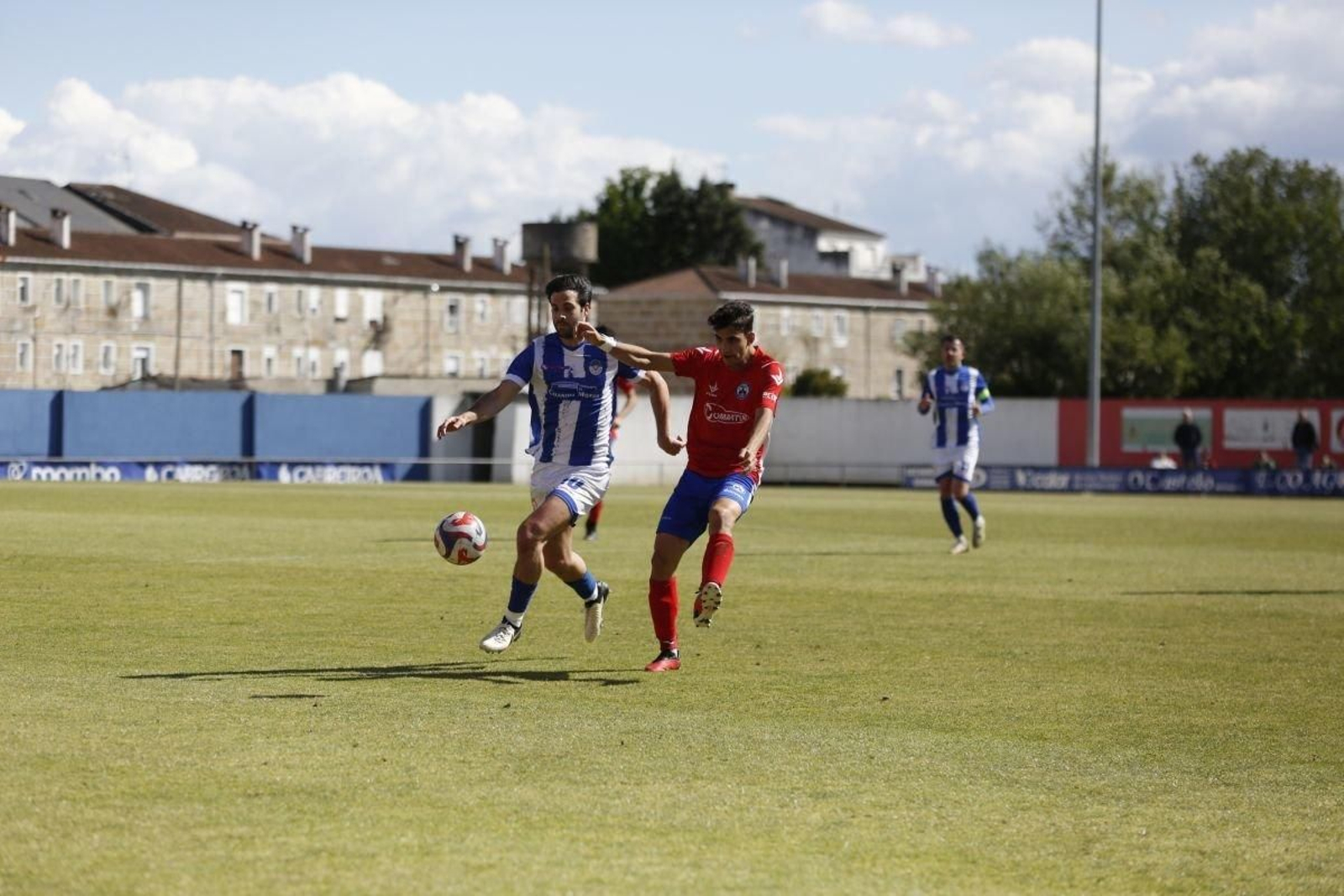 Miguel Nieto intenta llegar al esférico en el encuentro de liga ante el Verín, en el José Arjiz. Foto: Marcos Atrio