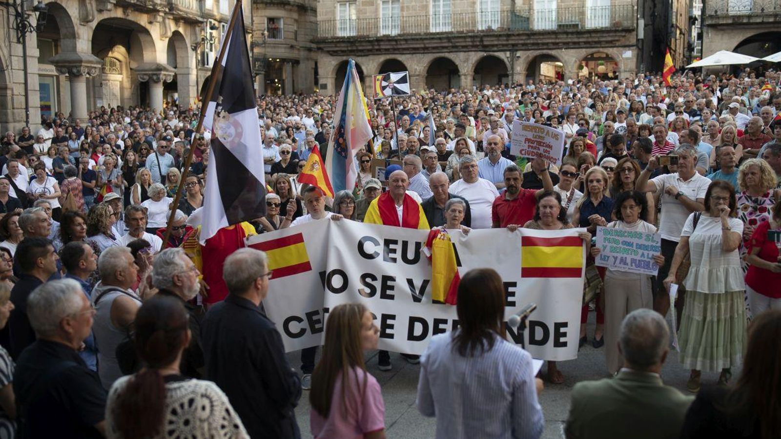 Vecinos y representantes políticos en la concentración en apoyo a Ceuta en Ourense.