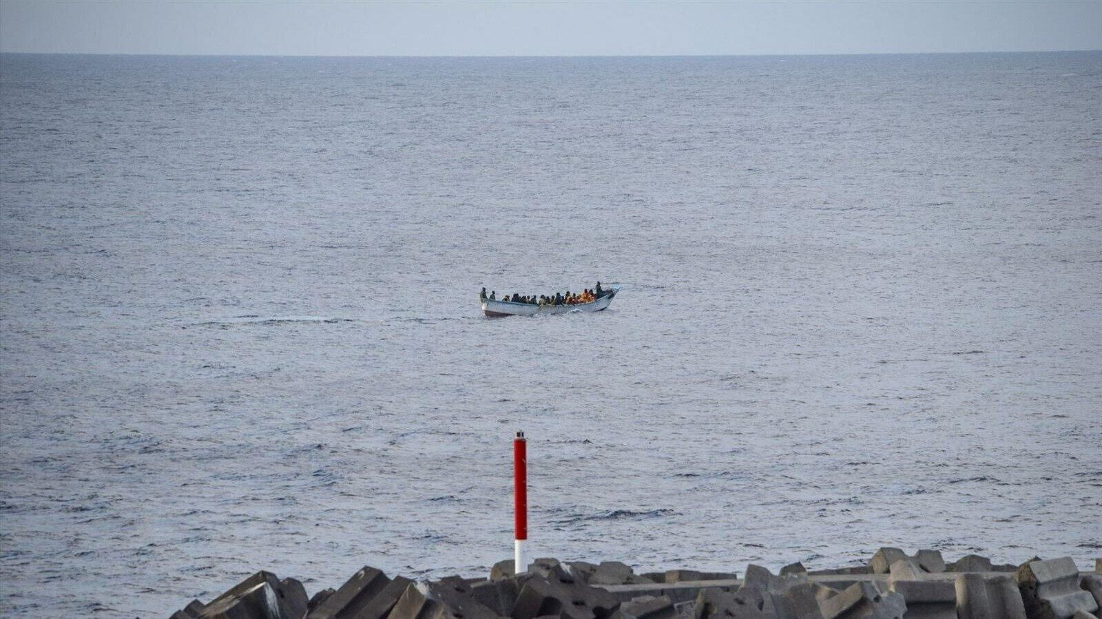 Un cayuco a su llegada al puerto de La Restinga, El Hierro. (Foto: Europa Press)