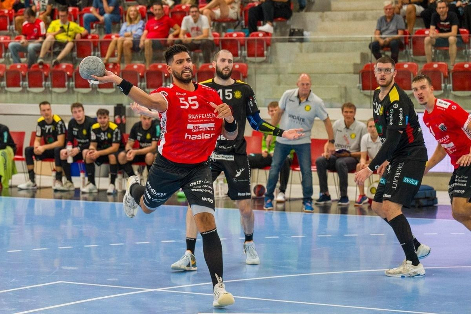 El nuevo pivote del cuadro morracense lanza a portería en un partido con el Pfadi Winterthur suizo.