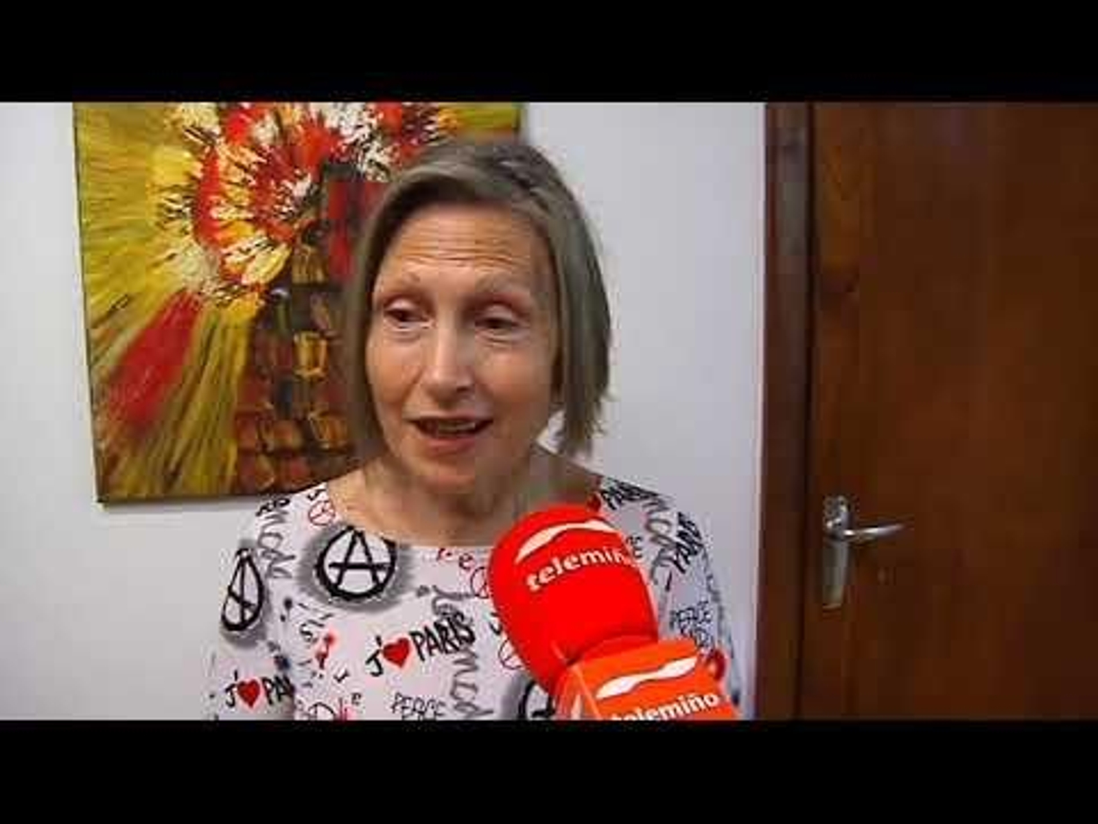 O presidente dos pasteleiros ourensáns visita a AECC para entregar o cheque benéfico