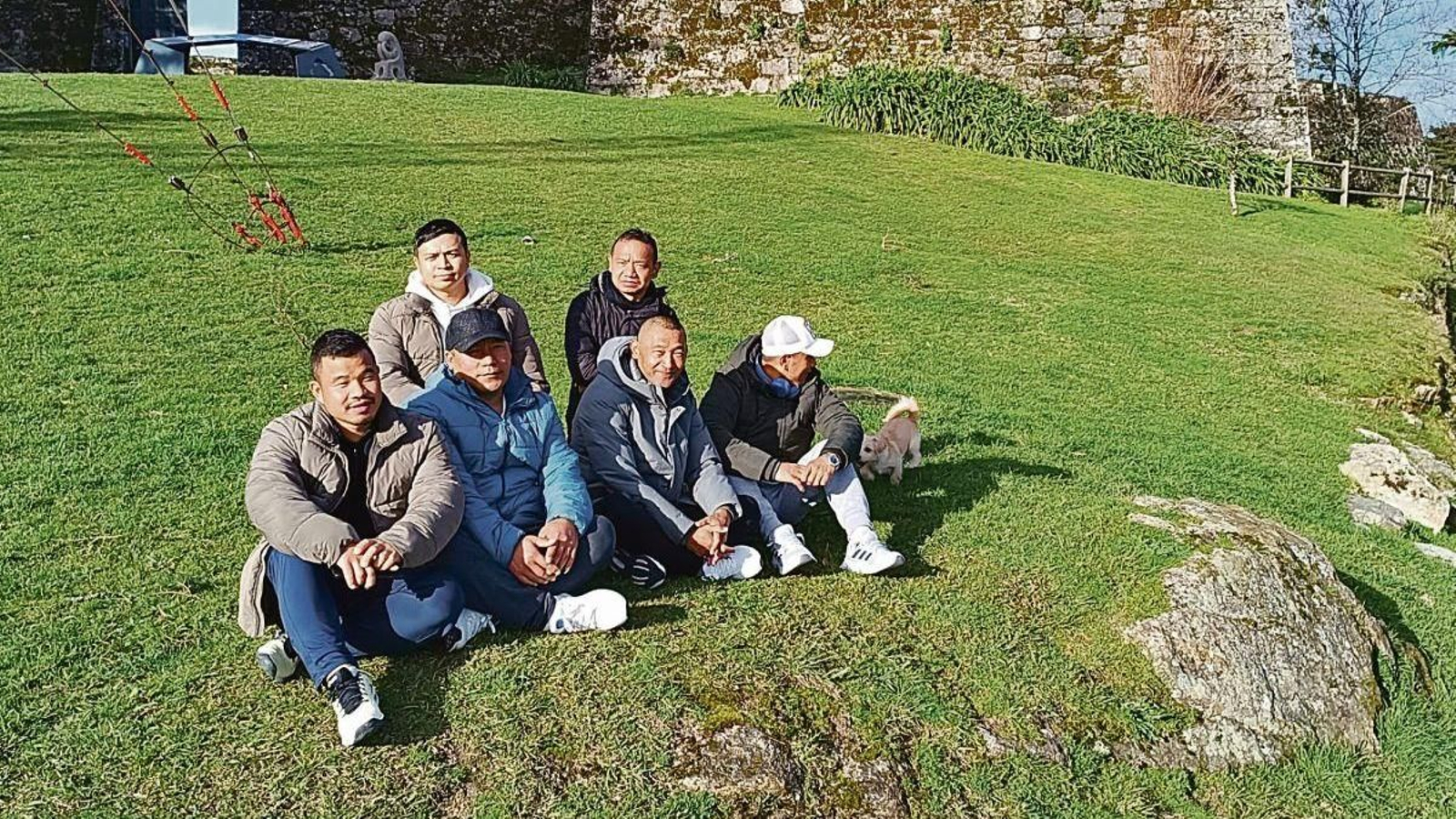 Seis de ellos, enfrente de la muralla de O Castro, en Vigo.