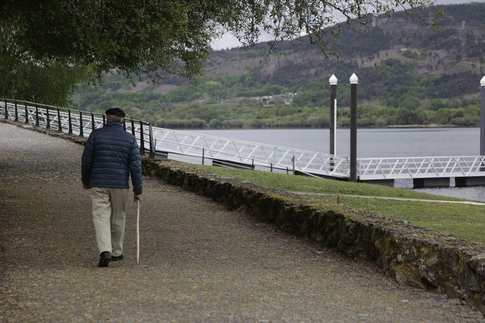 Un hombre pasea por Muíños (MIGUEL ÁNGEL.