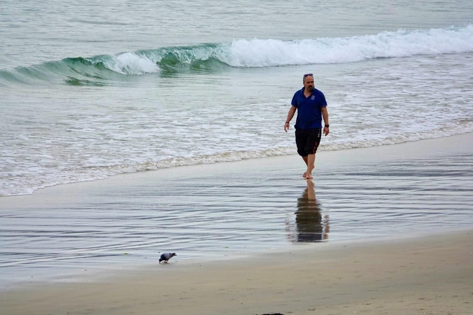 Un hombre, paseando por Samil. // Vicente Alonso
