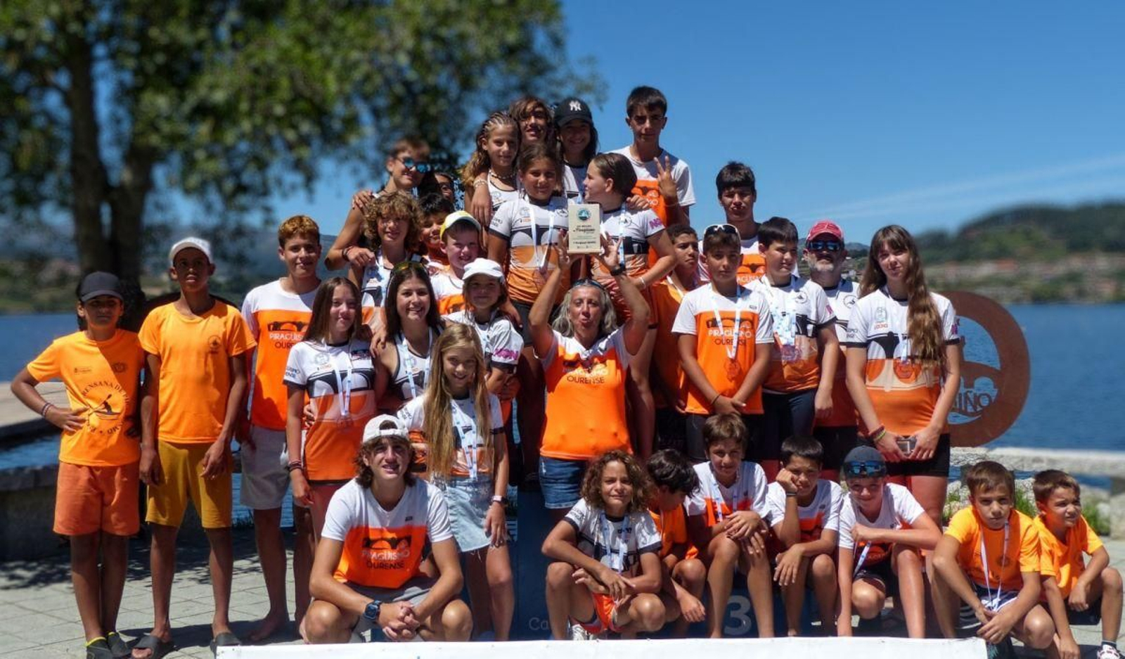 La representación del Piragüismo Ourense, el líder por clubes de la Liga Provincial/Copa Diputación 2023, con el trofeo en la Regata de Castrelo.