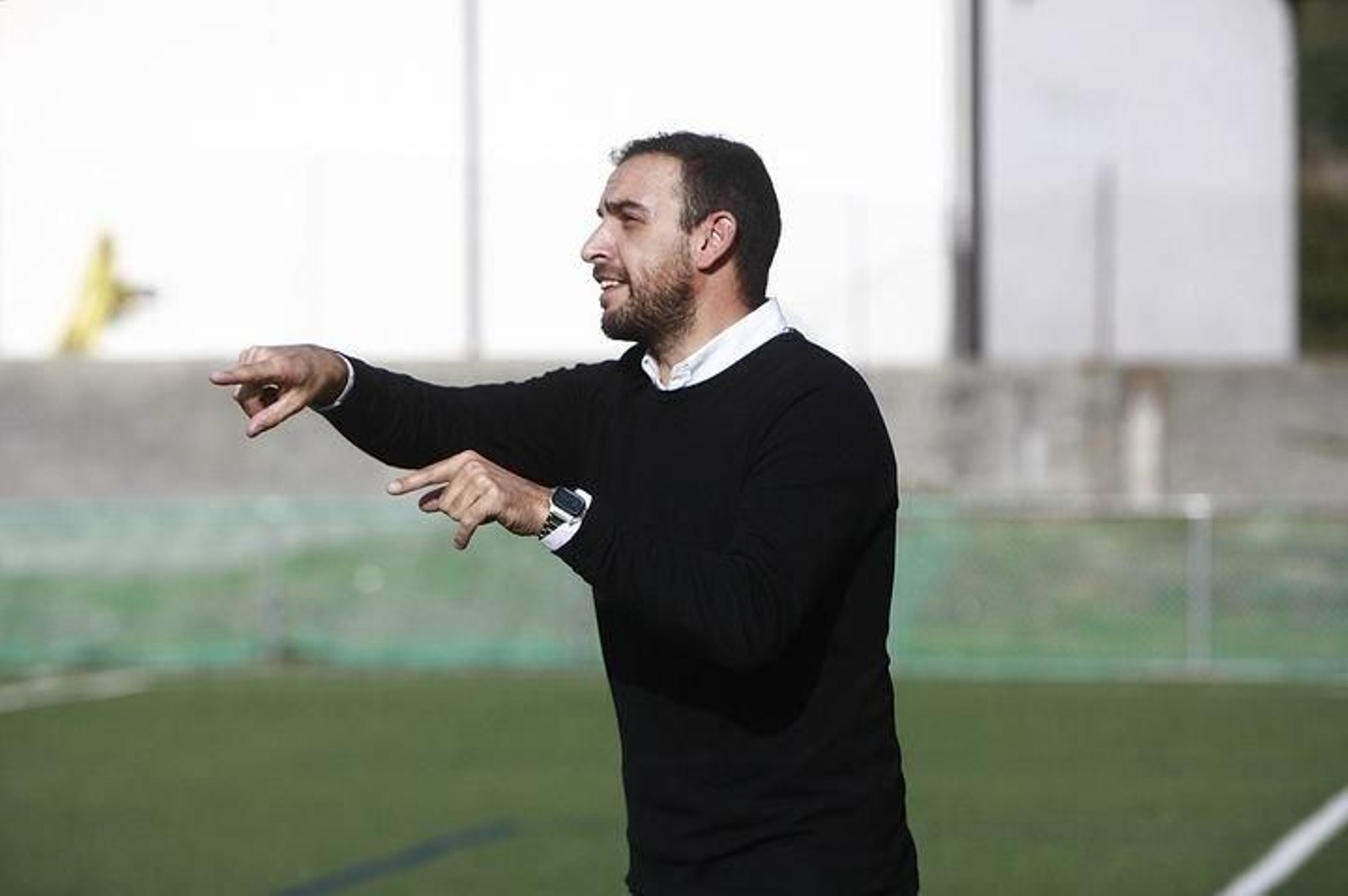 El entrenador del Bande, Luis Silva "Choco", da instrucciones al su equipo desde la banda.