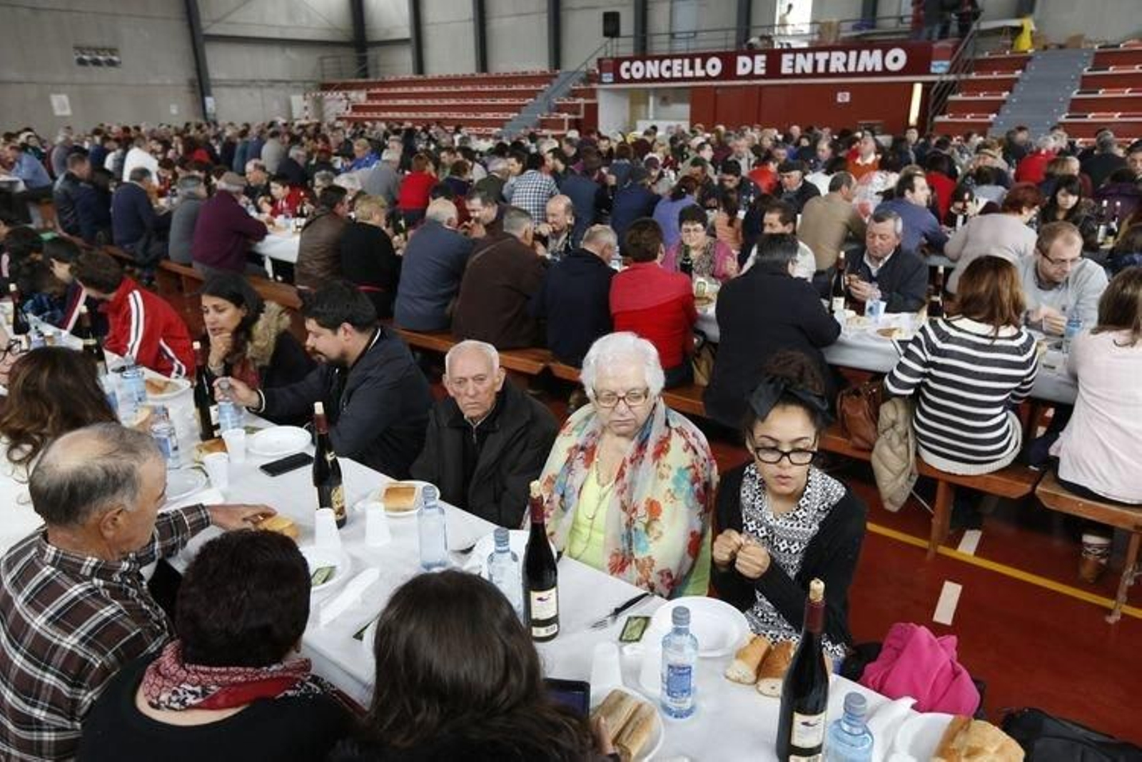 Aspecto que presentaba el pabellón polideportivo de Entrimo durante el almuerzo.