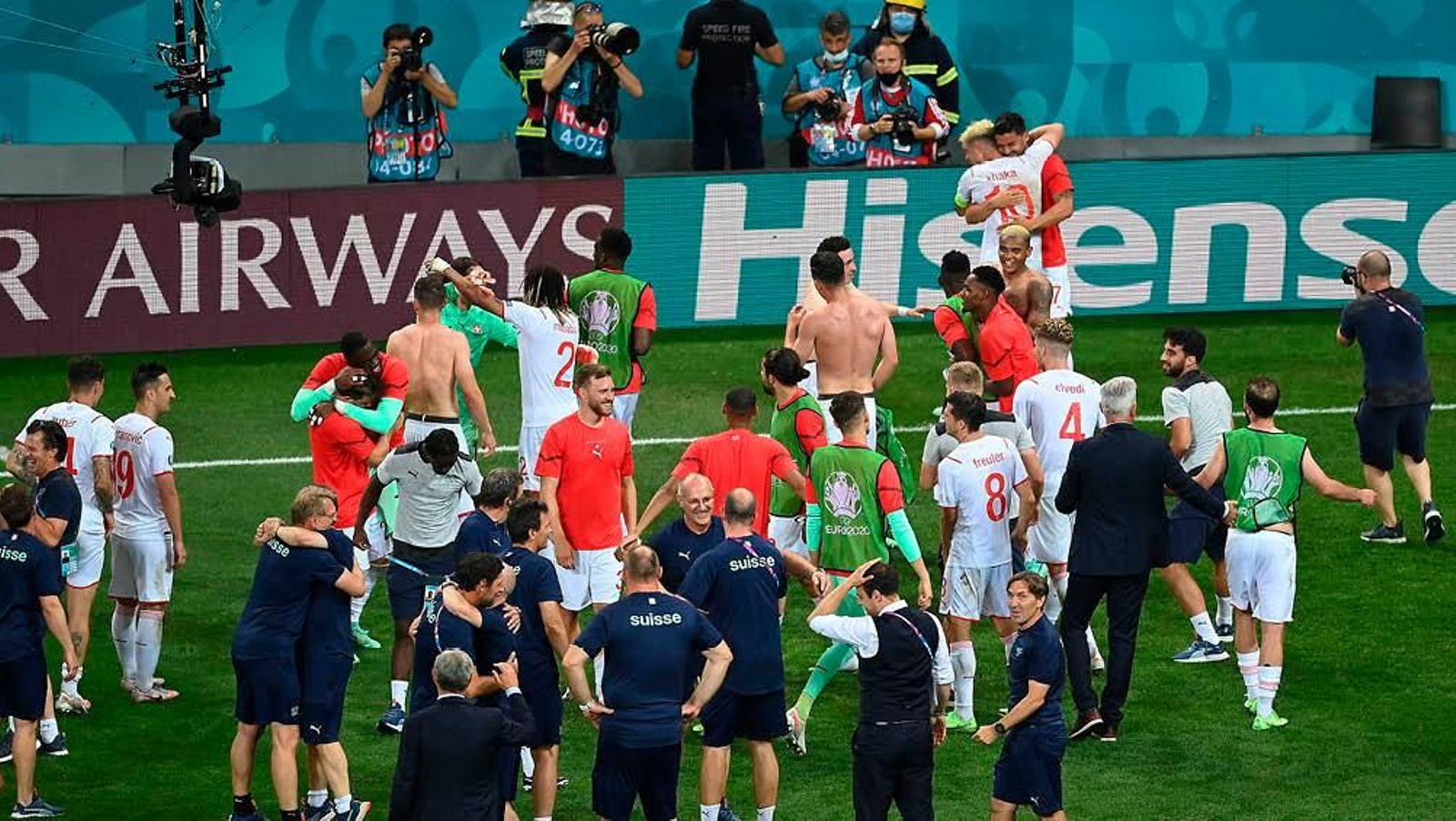 Los jugadores de la selección suiza celebran su victoria ante Francia y la clasificación para cuartos.