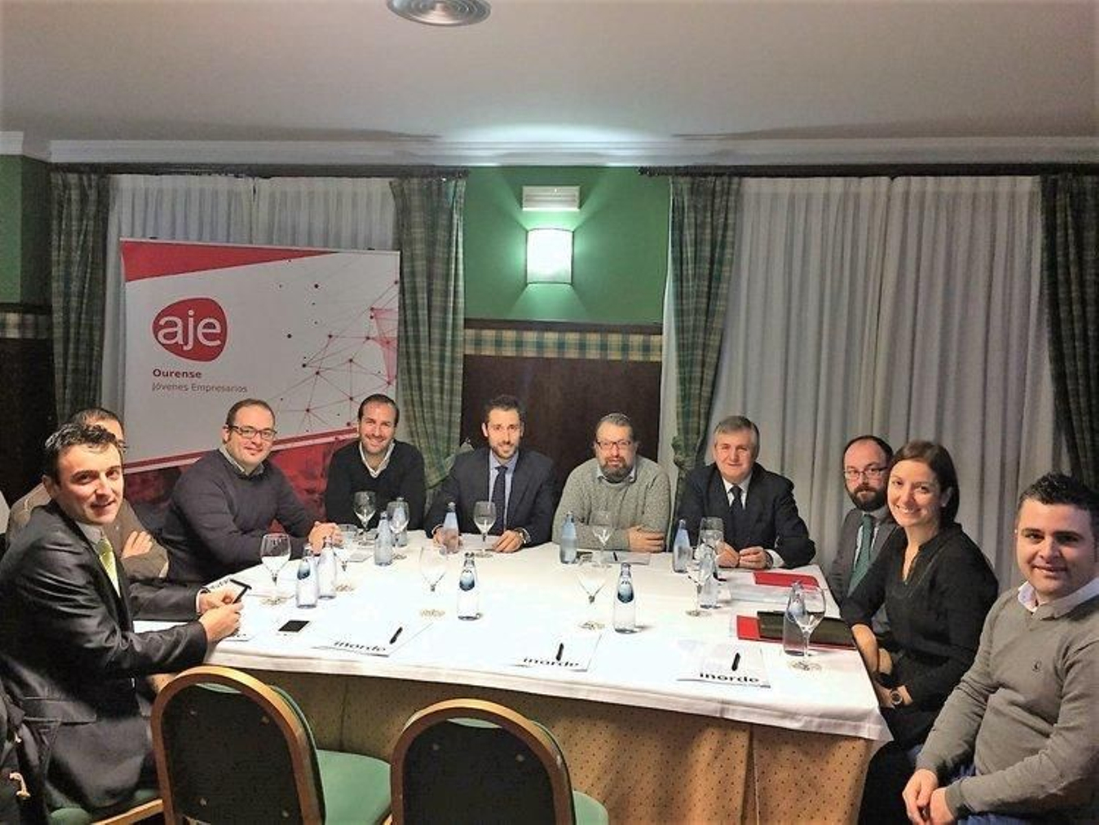 José Manuel Martínez, Roberto Pérez, Daniel Diéguez, César González, Lois Babarro, Isaac Chocron, José Manuel Rodríguez, Luis Cachalvite, Ana Méndez y José Antonio Losas, en el desayuno de trabajo celebrado en Laias.