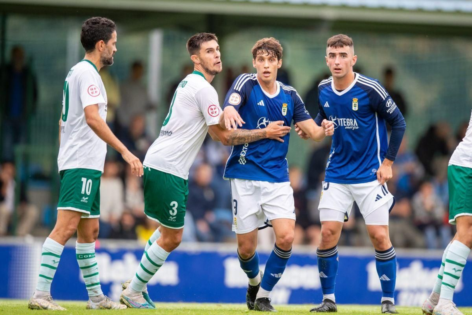 Mateo Míguez y Daniel Pereiro, con dos jugadores del Oviedo Vetusta a la salida de un córner.