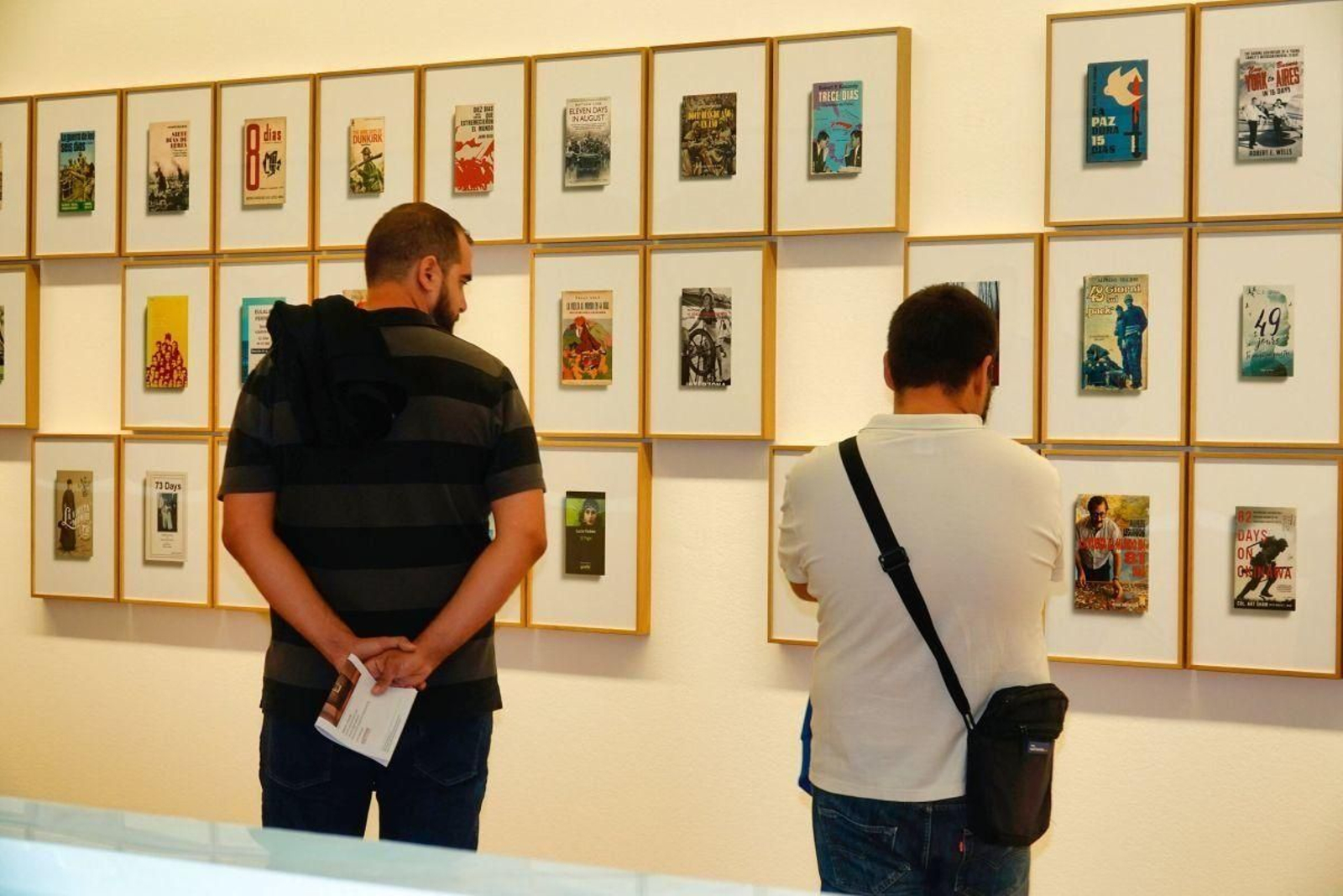 Dos visitantes, en una exposición en el museo Marco de Vigo.