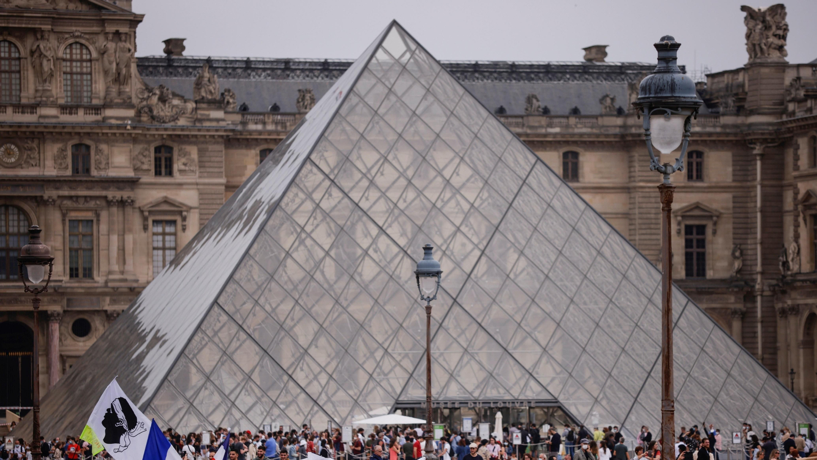 Decenas de franceses se manifiestan en el museo del Louvre contra las medidas del Gobierno galo.