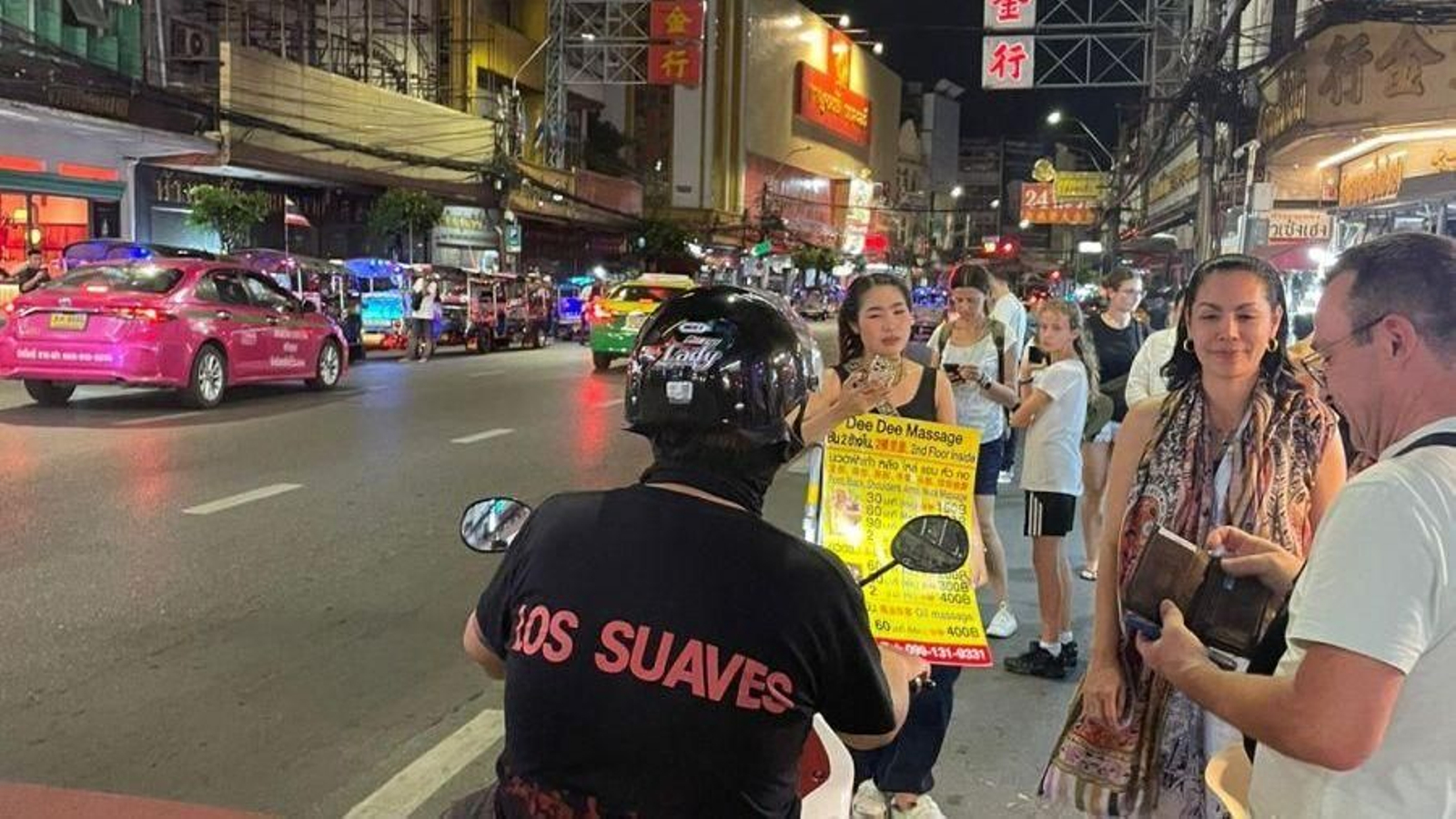 Yosi con la camiseta de Los Suaves en su moto