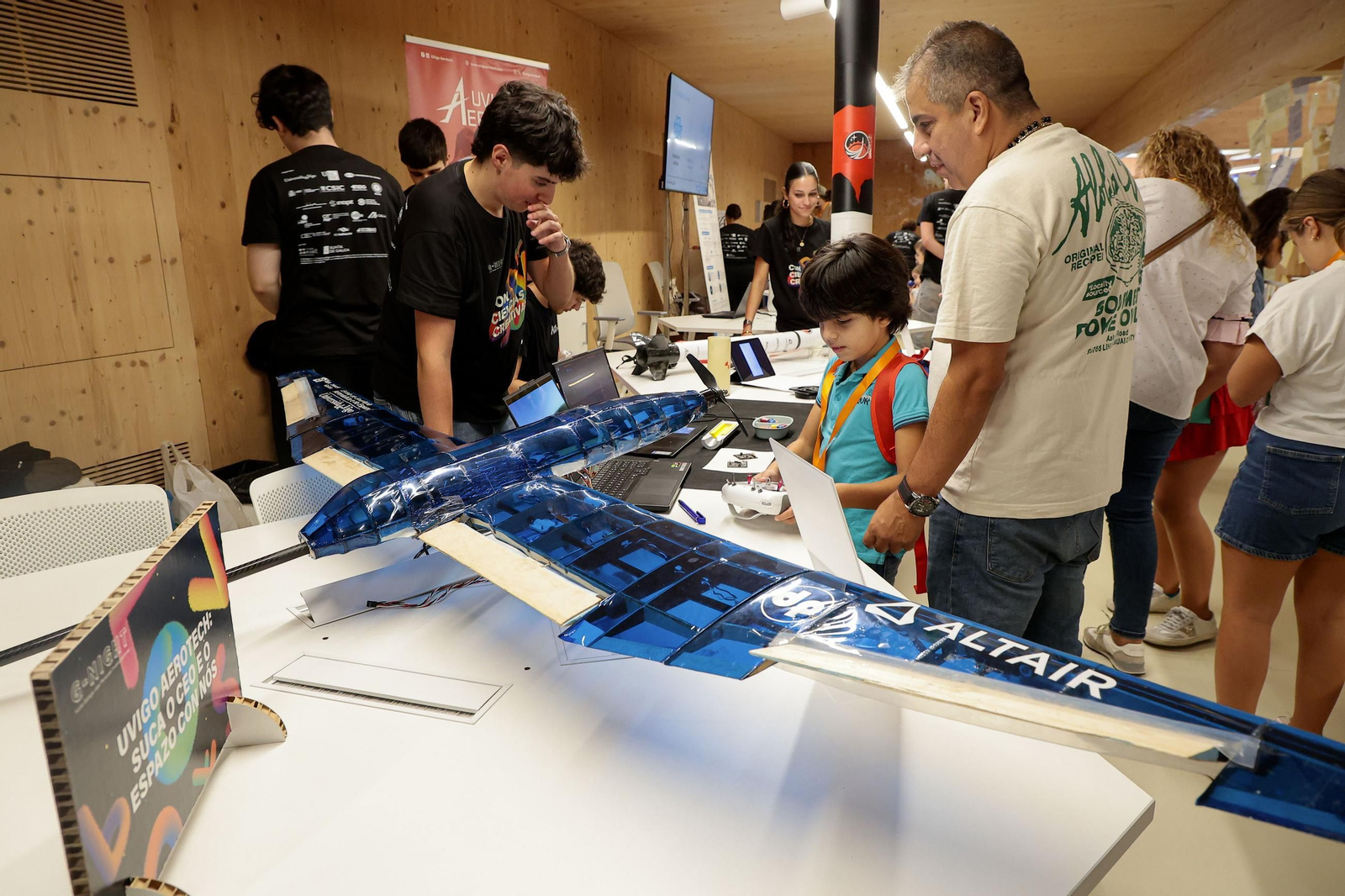 Galería | La feria G-Night toma el edificio Redeiras y el Berbés con sus talleres científicos