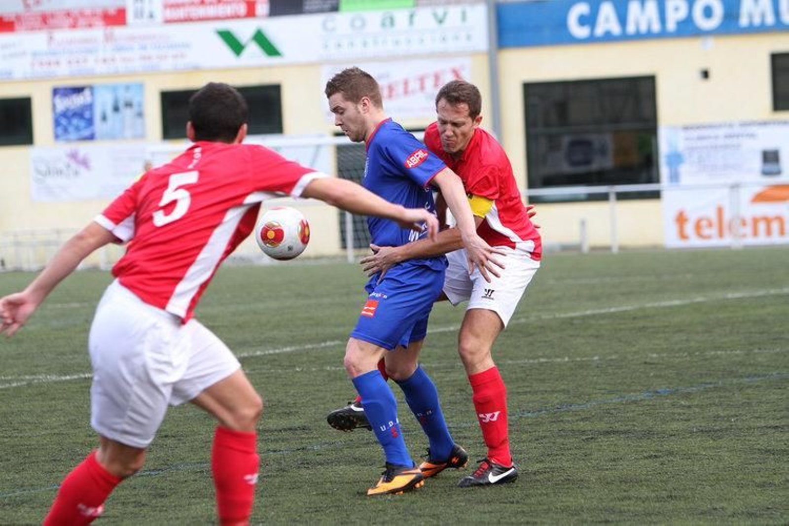 El delantero Hugo García es marcado de cerca por un jugador rival. (JOSÉ PAZ)