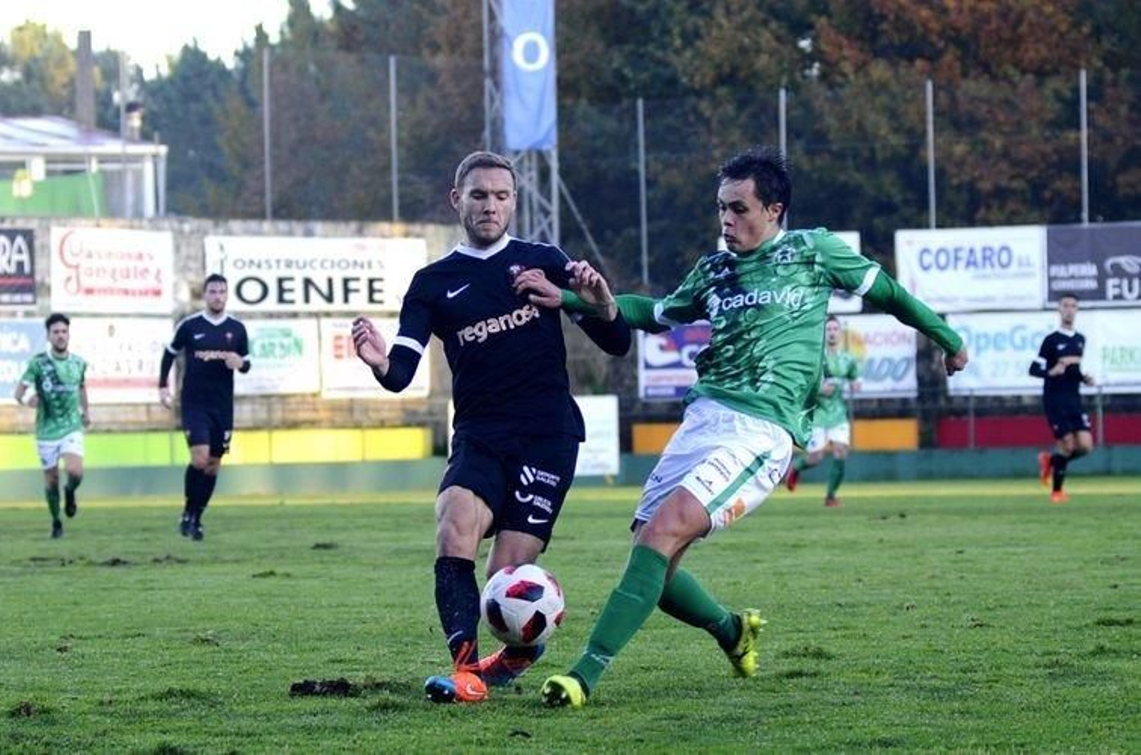 El ourensano Diego Seoane, de negro, pelea con Cassio del Arenteiro.