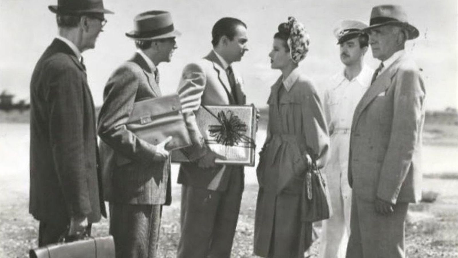 O primeiro pola dereita, con Fernán Gómez e Ana María Campoy (1946).