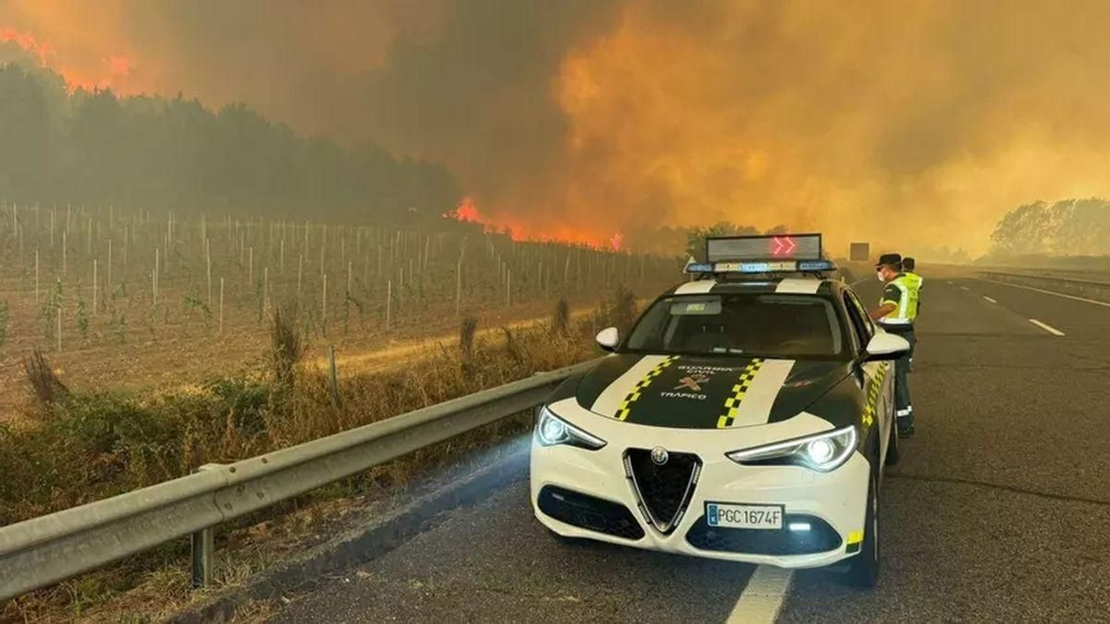 Agentes de la Guardia Civil de Tráfico ayudan a combatir el incendio de Oímbra, en agosto de 2025.