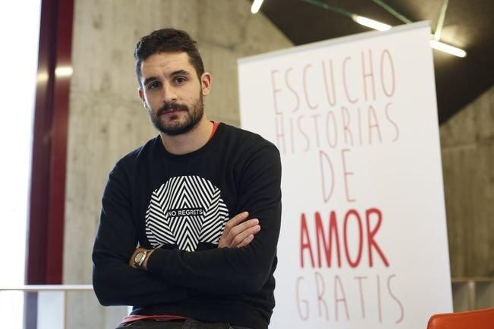 Pablo Piñeiro delante del cartel con el que recorrió Galicia.