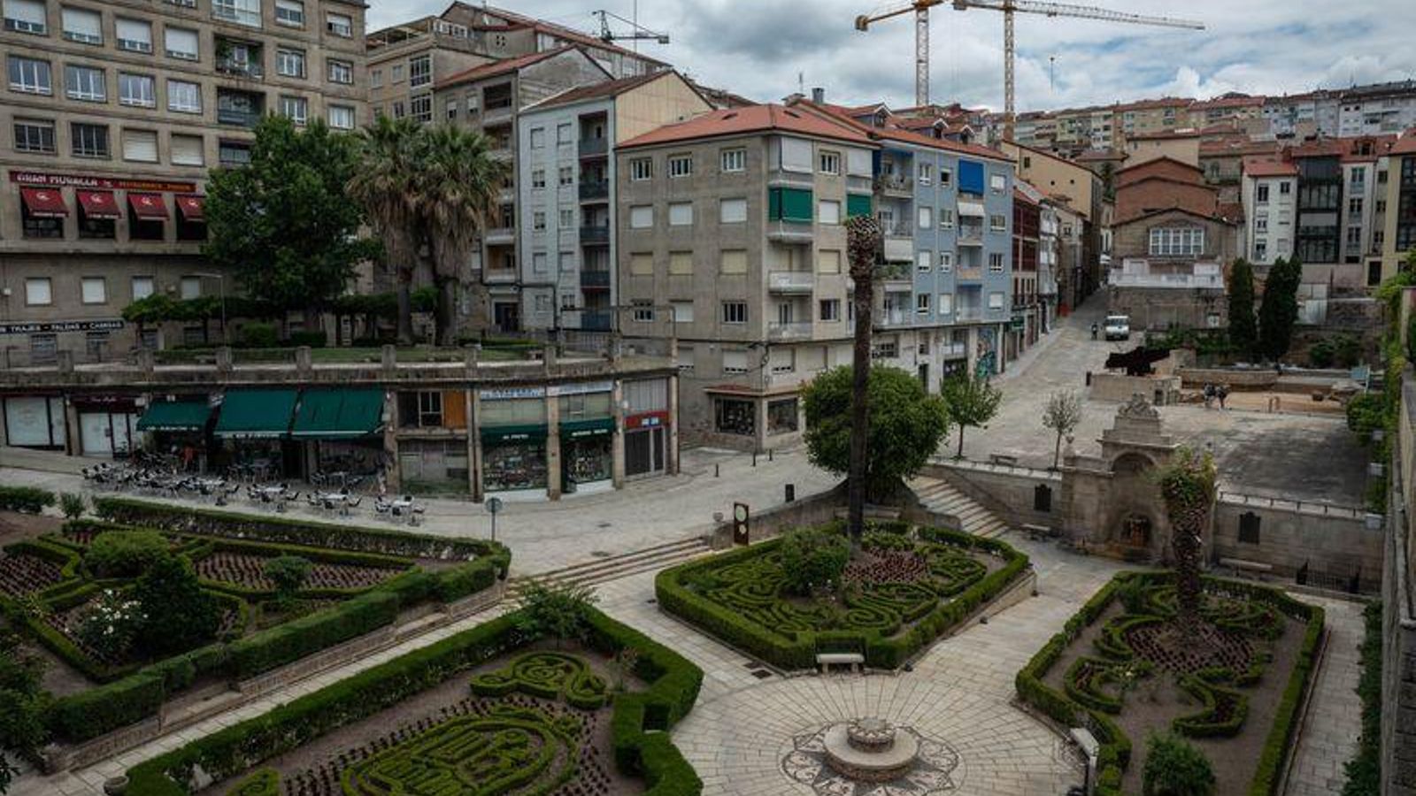 OURENSE (FONTE AS BURGAS). 17/06/2020. OURENSE. O entorno de As Burgas presenta un aspecto deserto de turistas. FOTO: ÓSCAR PINAL