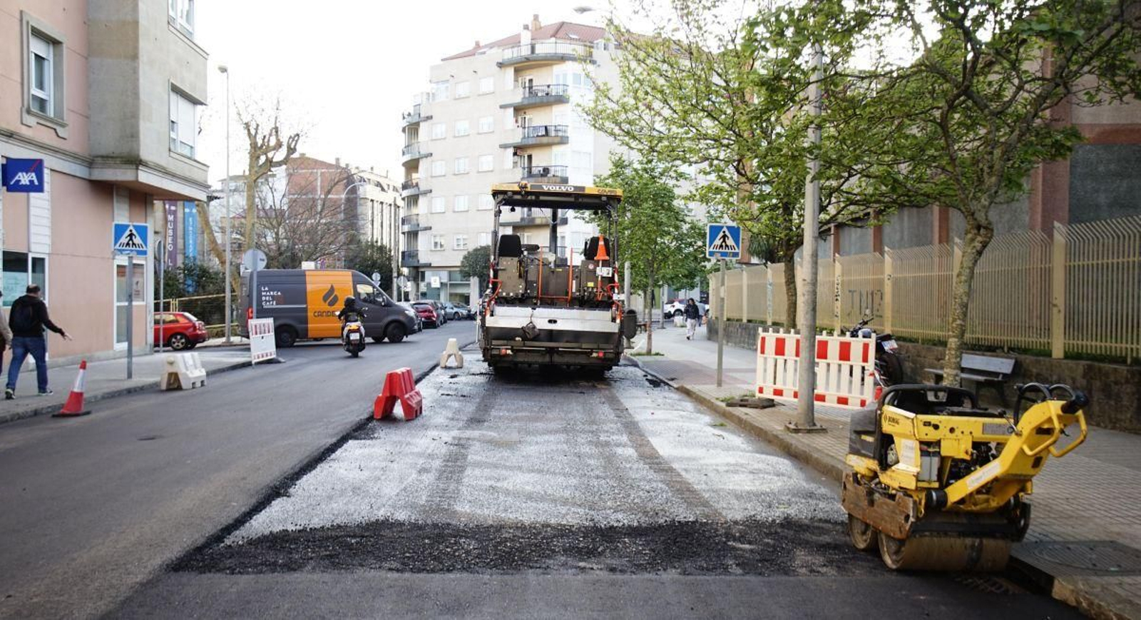 Los trabajos de asfaltado en la calle Cesáreo González.