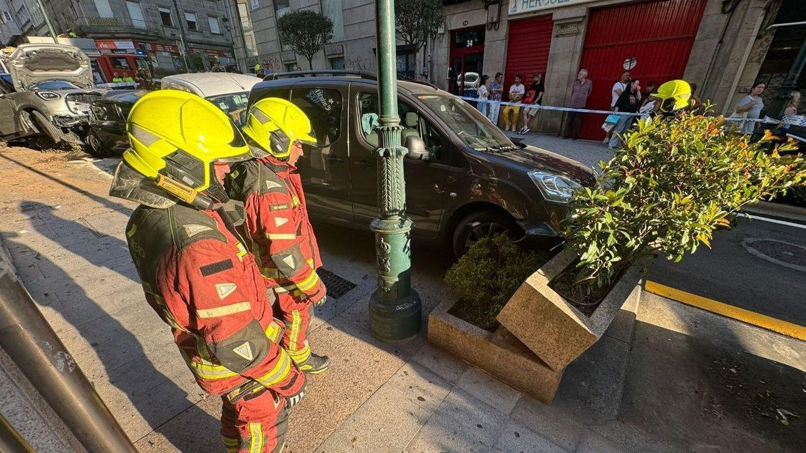 Los maceteros derribados tras el golpe.