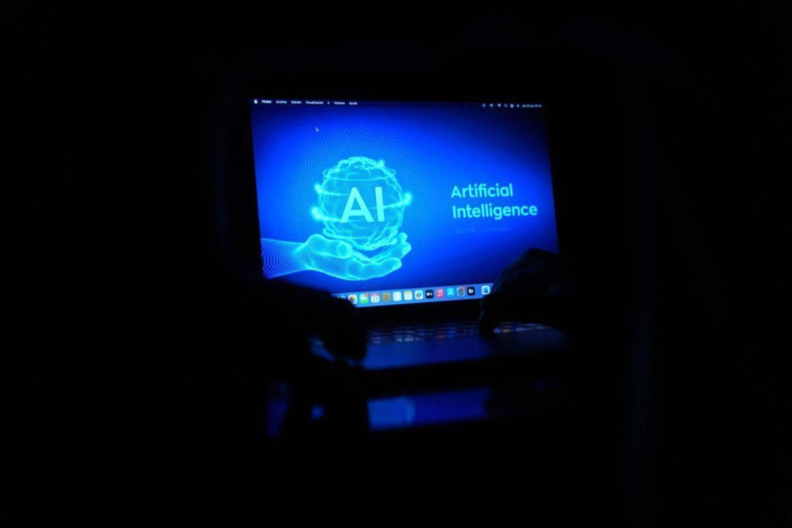 Un ordenador trabajando con inteligencia artificial.