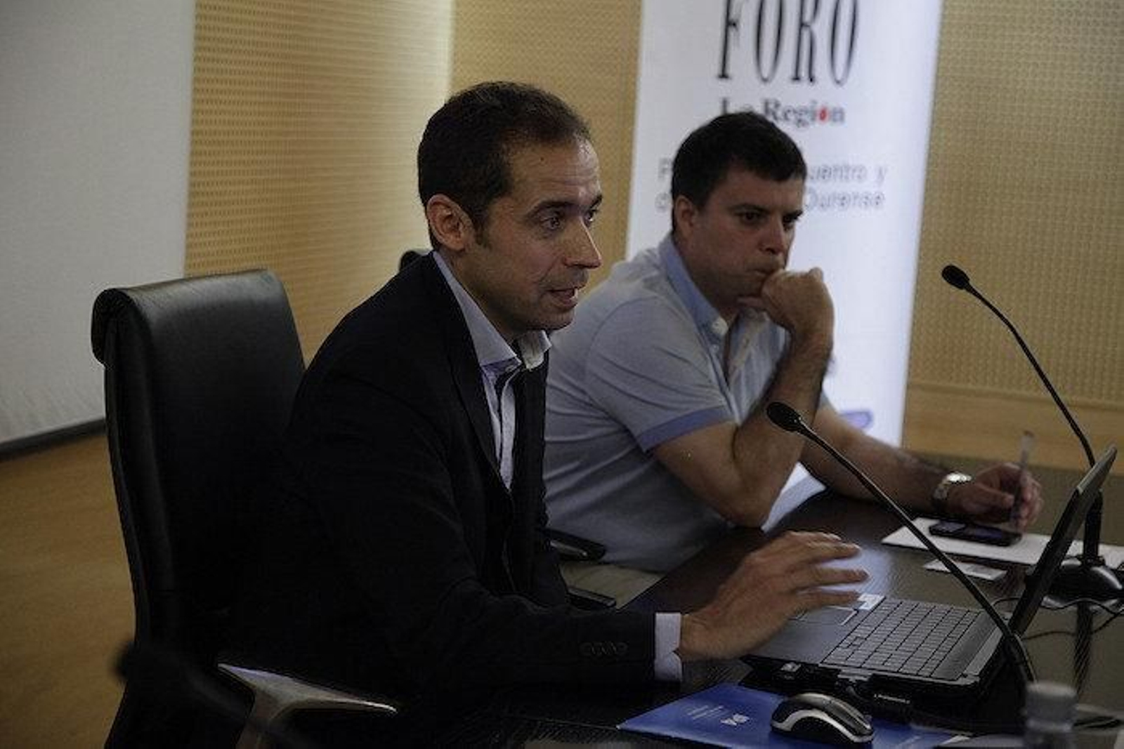José López Padrón y Alberto Estévez, durante la conferencia de Foro La Región.