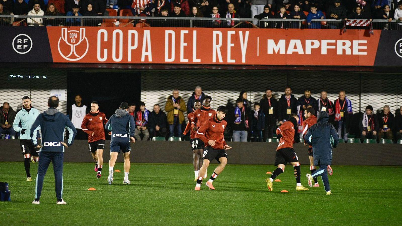 Los jugadores del Athletic Club calentando antes del encuentro.